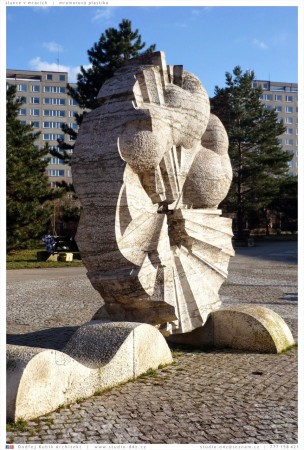 SLUNCE V MRACÍCH - mramorová plastika.  Sluneční paprsky pronikají skrze mraky.